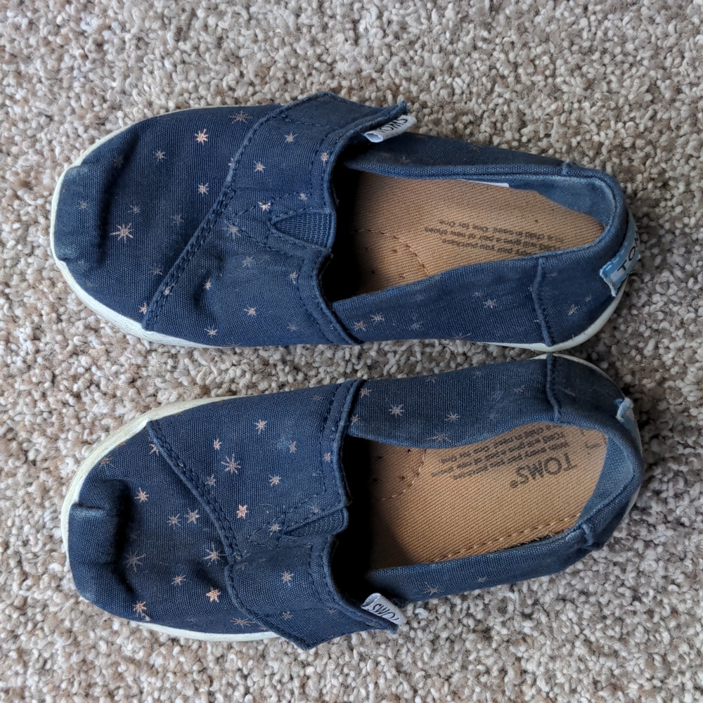 Toms Girl's, Alpargata Classic Slip on Shoes Stars